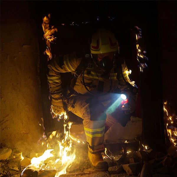 /fileuploads/produtos/bombeiros-e-protecao-civil/lanternasiluminacao/lanternas-de-angulo/LANGUARDXR0231_9.jpg